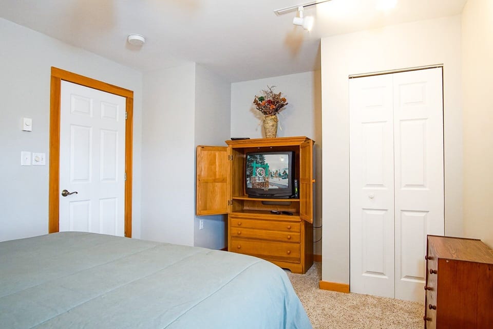 House, Multiple Beds, Hot Tub, Mountain View (2 Br: Camp 4 #23) | 2 bedrooms, individually decorated, individually furnished, bed sheets
