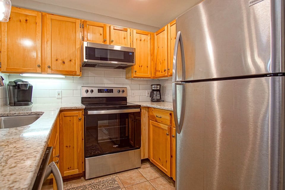 House, Multiple Beds, Hot Tub, Mountain View (2 Br: Camp 4 #23) | Private kitchen