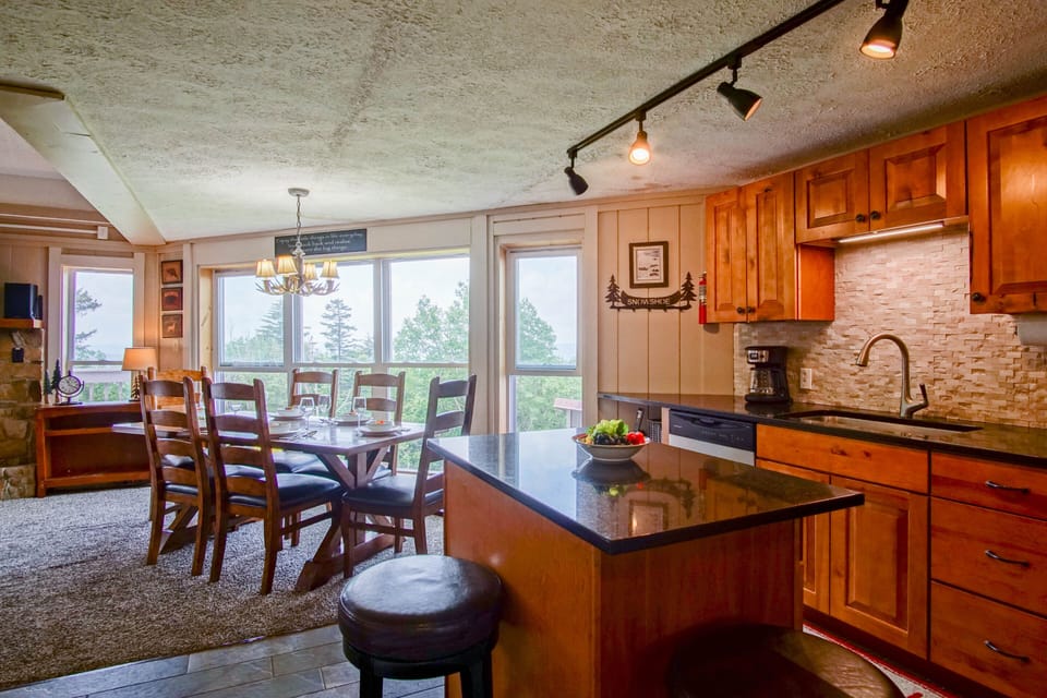 House, Multiple Beds, Patio, Mountain View (5 Br: Hutch 6) | Private kitchen
