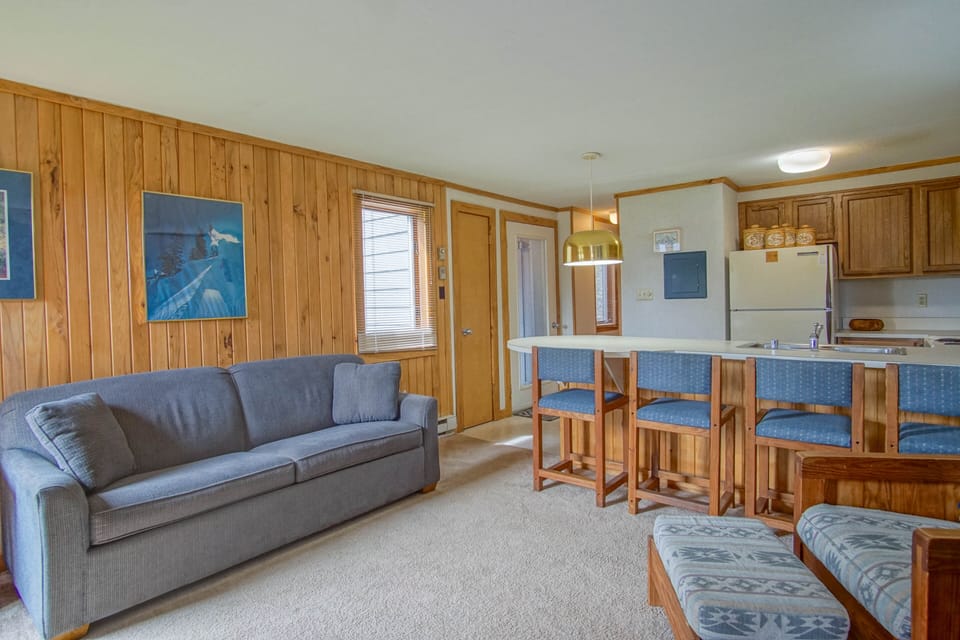 Condo, 1 Queen Bed with Sofa bed, Balcony, Mountain View (1 Br: Powderidge 30) | Living area