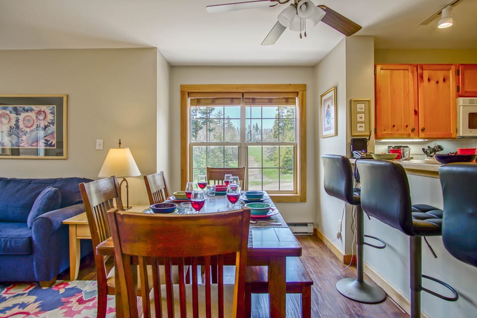 House, Multiple Beds, Balcony, Mountain View (2 Br: Camp 4 #21) | 2 bedrooms, individually decorated, individually furnished, bed sheets