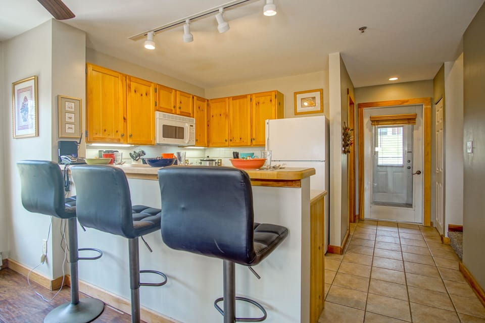 House, Multiple Beds, Balcony, Mountain View (2 Br: Camp 4 #21) | Private kitchen