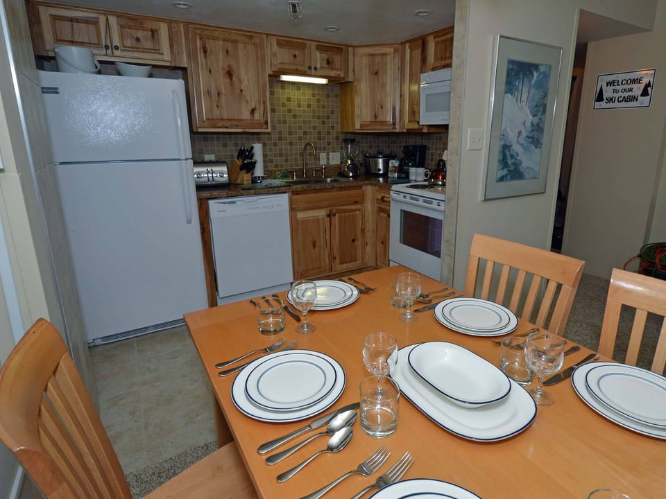 Condo, Multiple Beds, Pool Access, Mountain View (2 Br: Silver Creek 1215) | Private kitchen