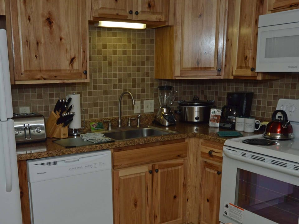 Condo, Multiple Beds, Pool Access, Mountain View (2 Br: Silver Creek 1215) | Private kitchen