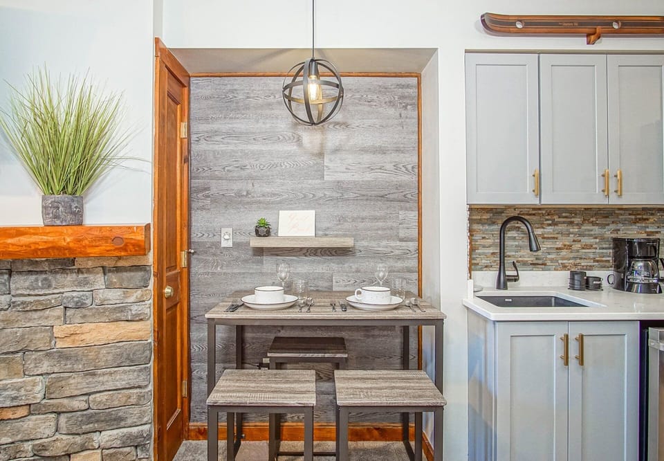 Condo, 1 King Bed with Sofa bed, Hot Tub, Mountain View (1 Br Junior Studio: Rimfire 421) | Private kitchen