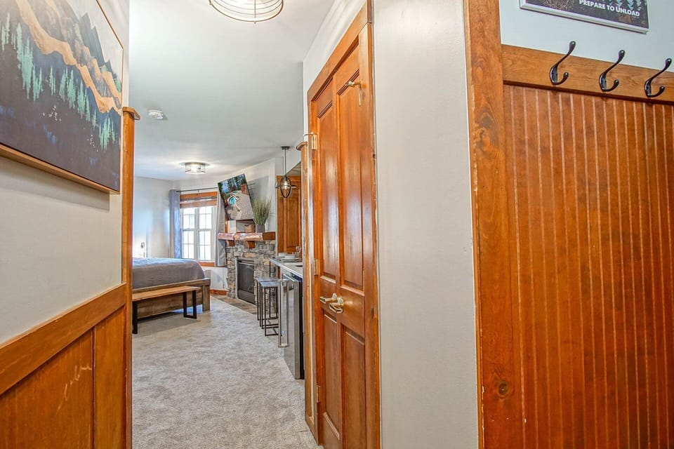 Condo, 1 King Bed with Sofa bed, Hot Tub, Mountain View (1 Br Junior Studio: Rimfire 421) | Interior