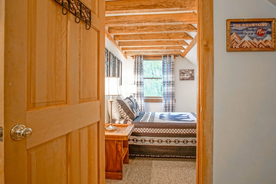 House, Multiple Beds, Kitchen, Mountain View (1 Br: South Westridge Rd. 047 GH) | 1 bedroom, individually decorated, individually furnished, bed sheets