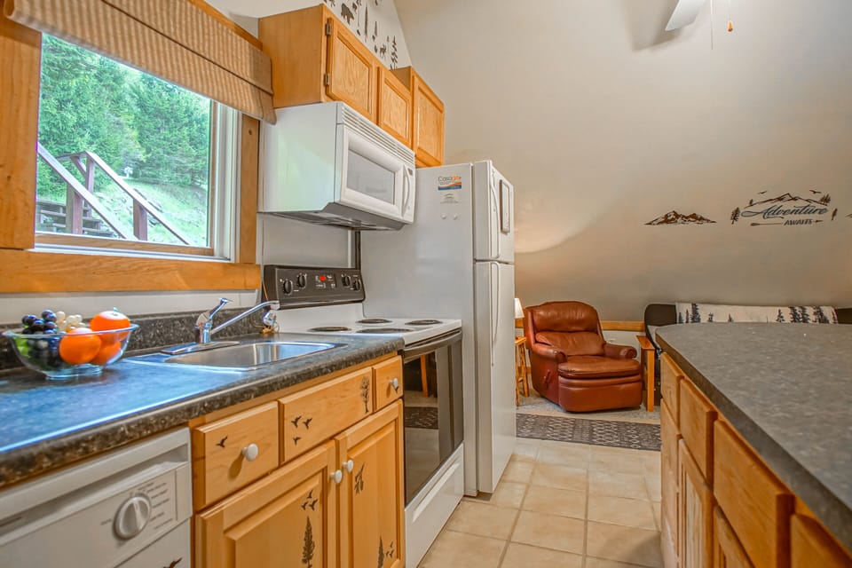 House, Multiple Beds, Kitchen, Mountain View (1 Br: South Westridge Rd. 047 GH) | Private kitchen