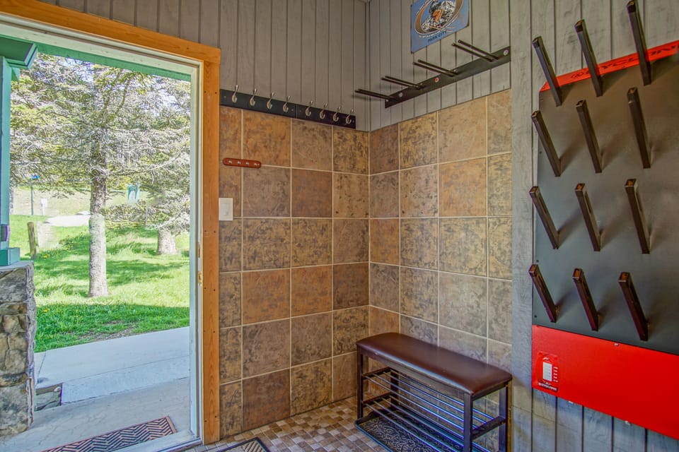 House, Multiple Beds, Balcony, Mountain View (3 Br: Camp 4 #1) | Interior