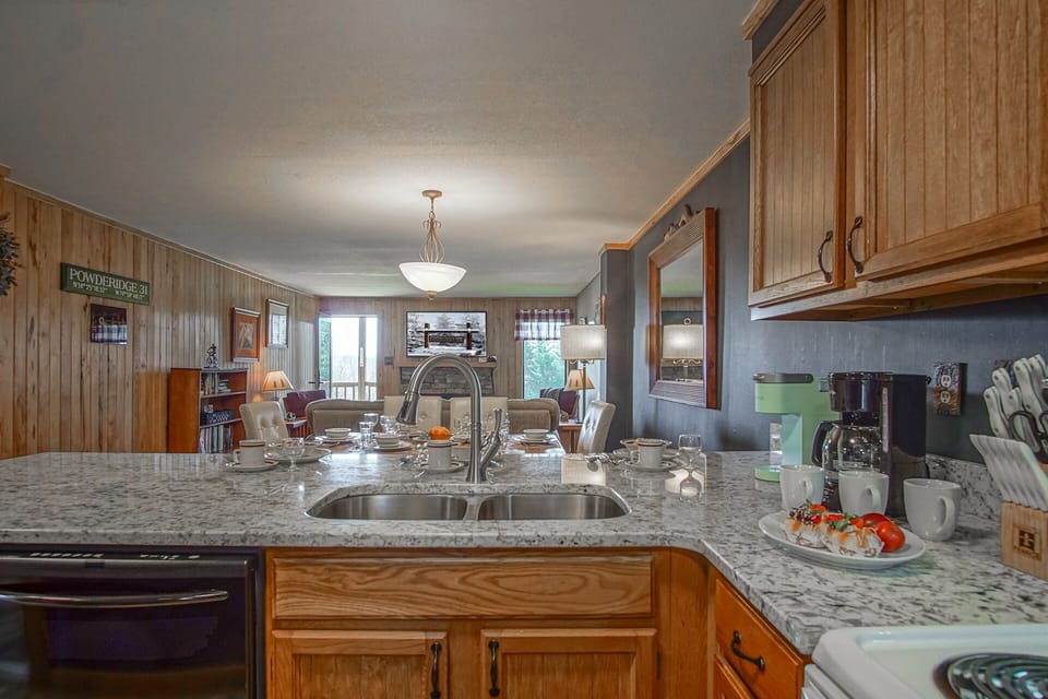 Condo, Multiple Beds, Balcony, Mountain View (2 Br: Powderidge 31) | Private kitchen