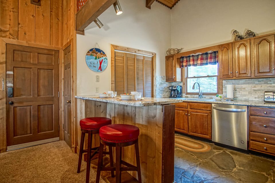 House, Multiple Beds, Balcony, Mountain View (3 Br: Whistlepunk 1) | Private kitchen