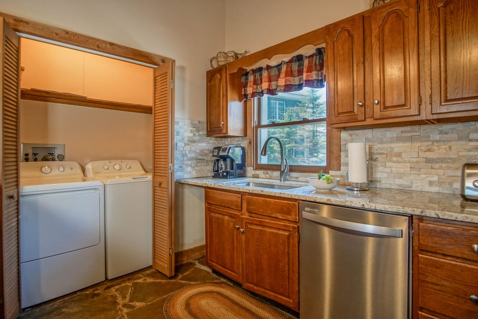House, Multiple Beds, Balcony, Mountain View (3 Br: Whistlepunk 1) | Private kitchen