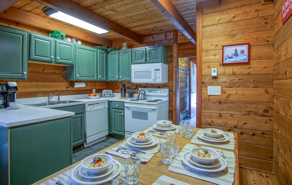 House, Multiple Beds, Fireplace, Mountain View (2 Br Plus Loft: Powder Monkey 4) | Private kitchen