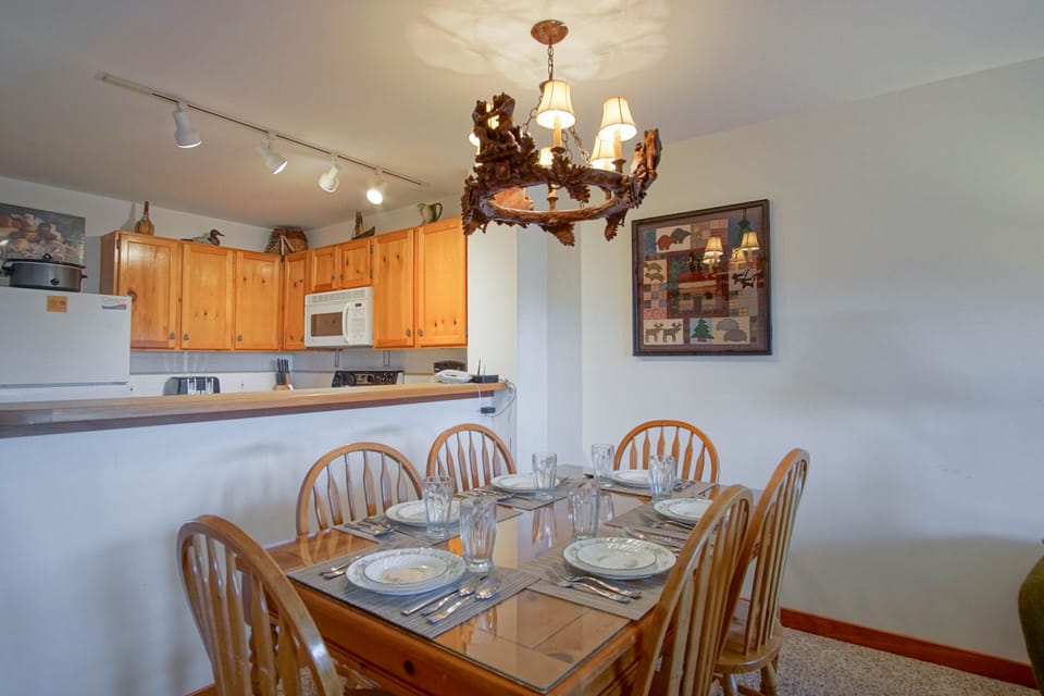 House, Multiple Beds, Fireplace, Mountain View (2 Br: Camp 4 #2) | 2 bedrooms, individually decorated, individually furnished, bed sheets