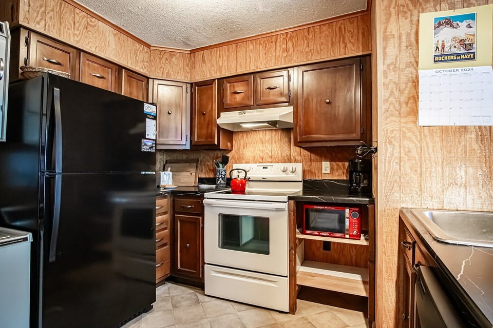 Condo, Multiple Beds, Balcony, Mountain View (2 Br: Leatherbark 301 B) | Private kitchen
