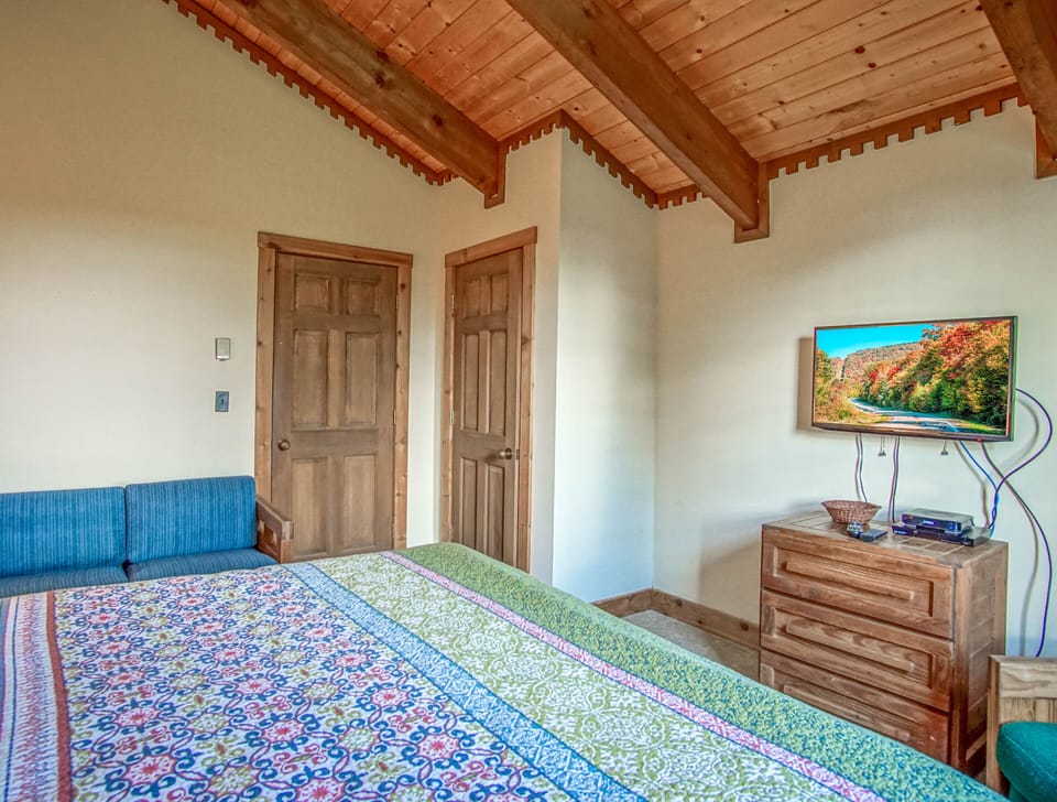 Whistlepunk #24: 4 Bedroom, 3 Bath: Slope Side, Wood Fireplace Apartment in Snowshoe