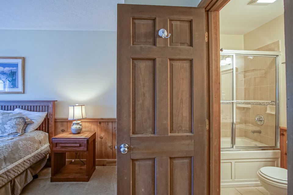 Whistlepunk #24: 4 Bedroom, 3 Bath: Slope Side, Wood Fireplace Apartment in Snowshoe