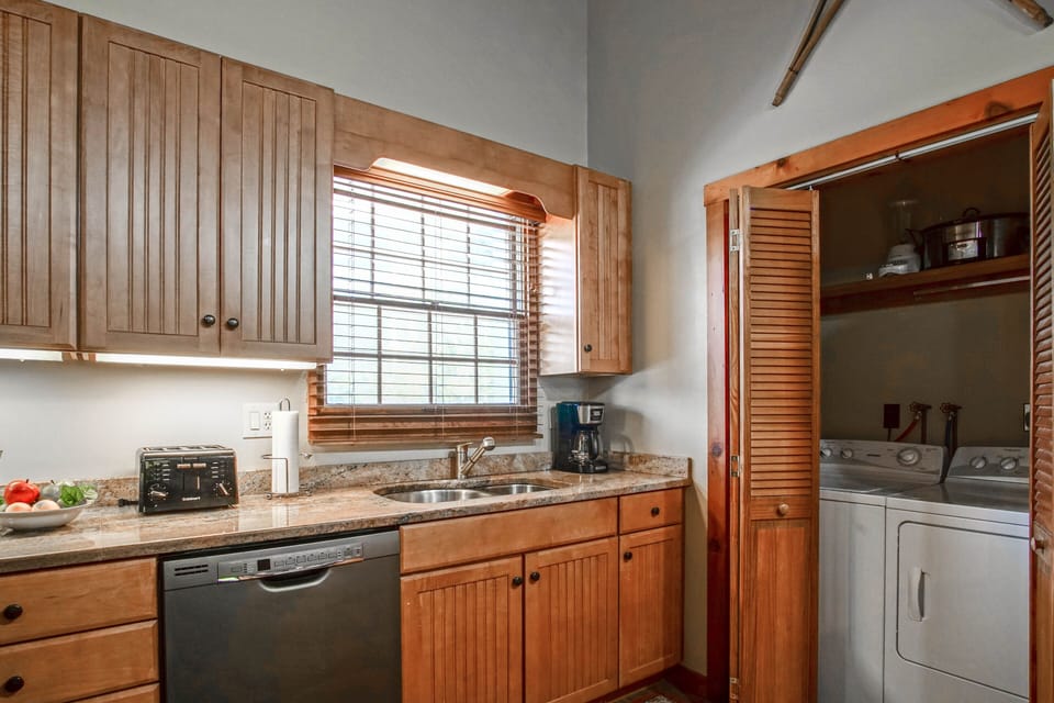 Condo, Multiple Beds, Balcony, Mountain View (4 Br: Whistlepunk 18) | Private kitchen