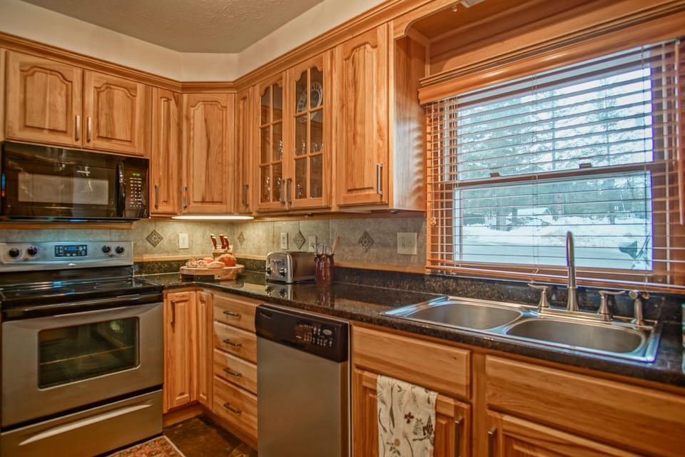 Condo, Multiple Beds, Pool Access, Mountain View (2 Br: Whistlepunk 11) | Private kitchen