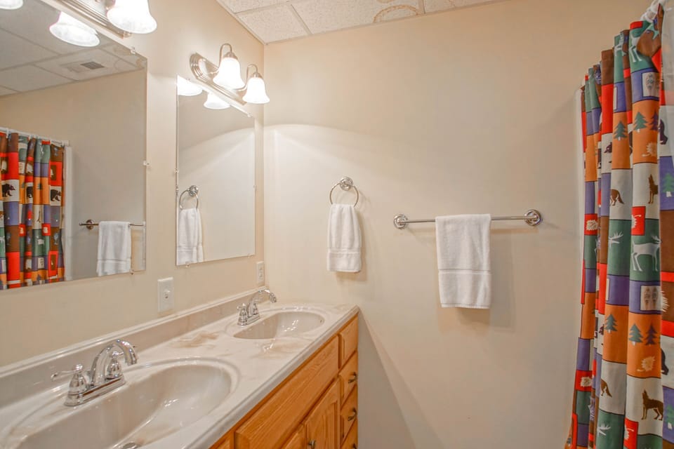 South West Ridge 72-153 5 Br: Large Western Views. Private hot Tub. Wood Fireplace House in Snowshoe