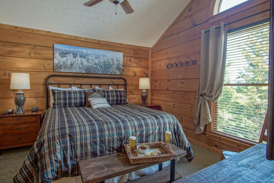 Townhome, Multiple Beds, Hot Tub, Mountain View (5 Br: Loggers Run 11) | 5 bedrooms, individually decorated, individually furnished, bed sheets
