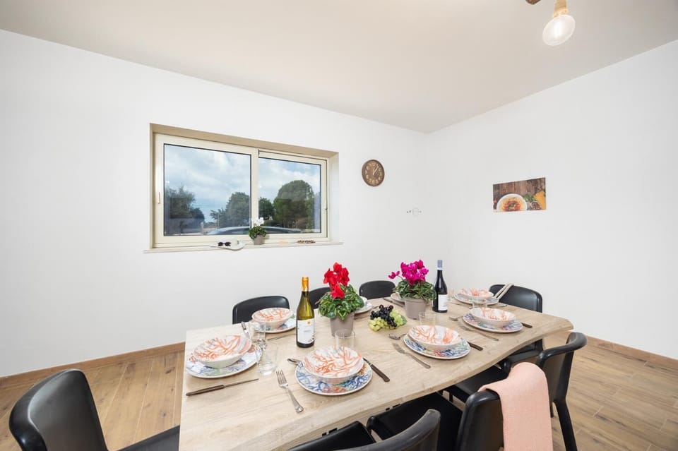 Equipped kitchen with dining area, and A/C