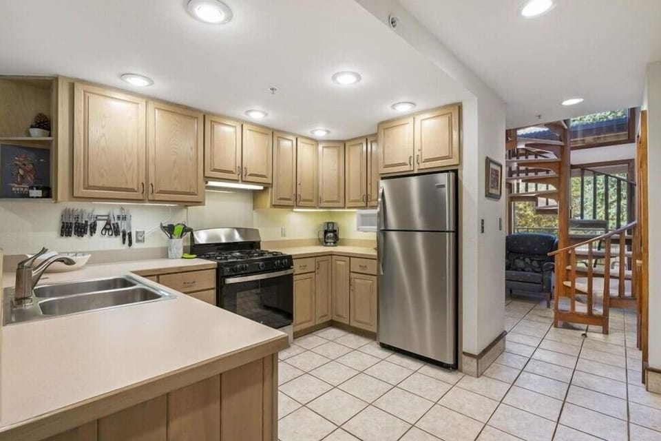 Kitchen/Entry
