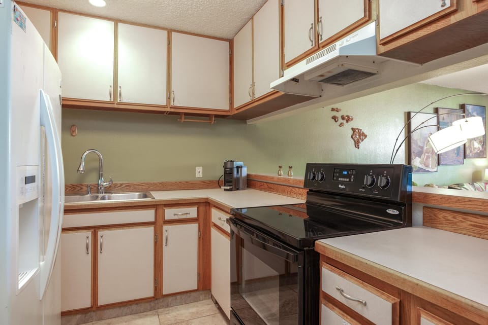 Condo, 1 Queen Bed with Sofa bed (Kailua Bay Resort#4-204) | Private kitchen