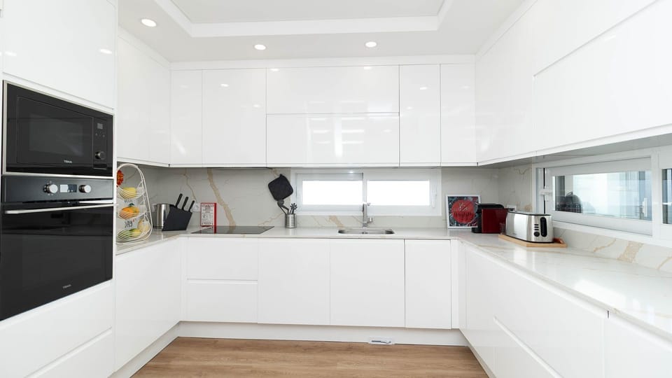 Crisp and clean with full amenities—this chef-ready kitchen makes home dining effortless.
#FullyEquippedKitchen #SleekDesign #CookInStyle #Portugal #PT #Aroeira