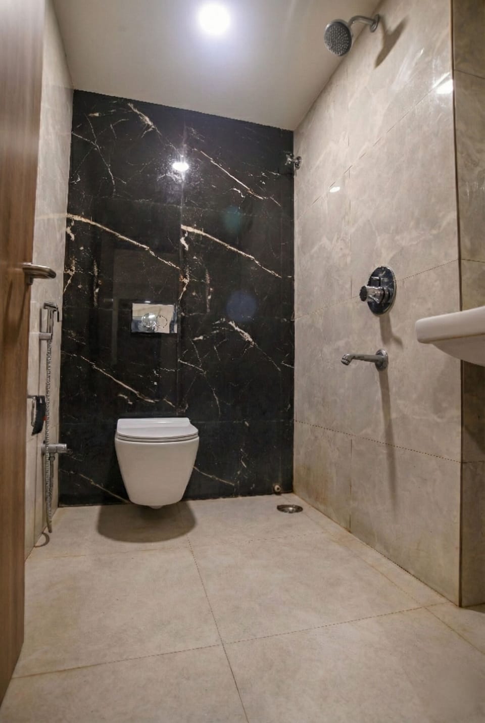 Standard Room | Bathroom | Shower, free toiletries, towels, soap