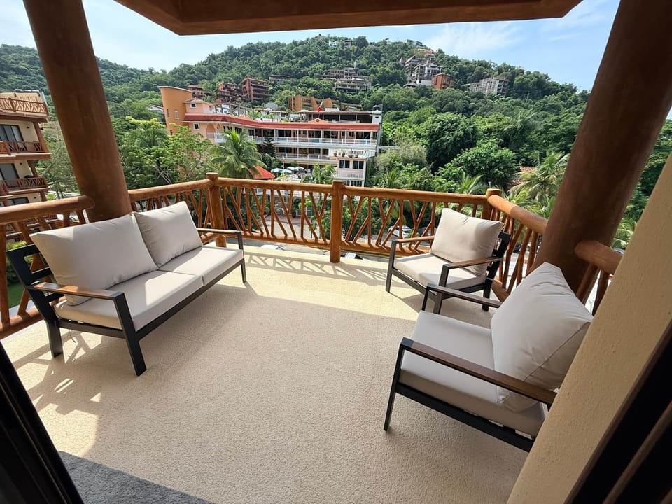 Main deck with coffee tables (not pictured)