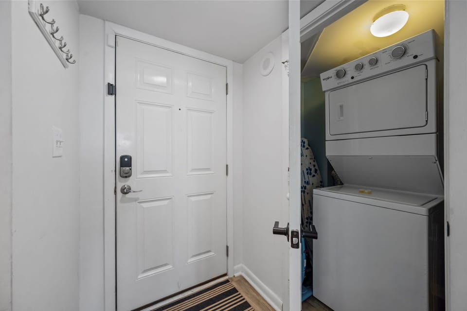 Convenient entryway with in-unit washer & dryer