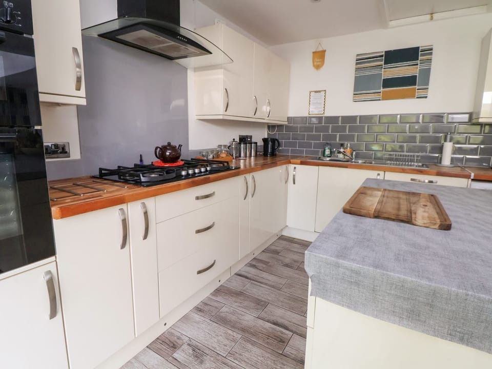 Fridge, dishwasher, toaster, cookware/dishes/utensils