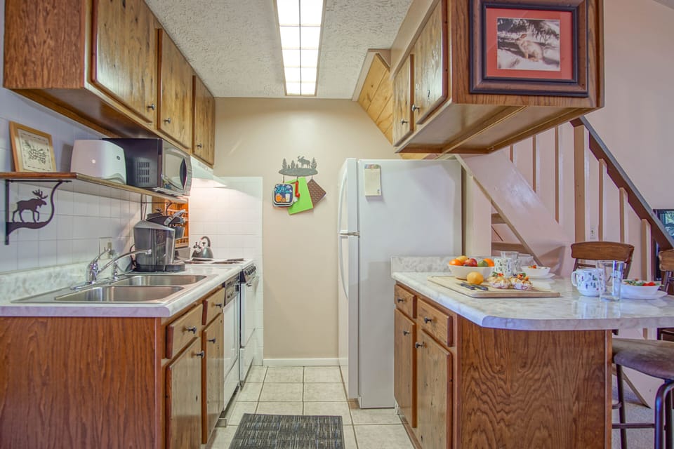 Studio Suite, Multiple Beds, Balcony, Mountain View (1 Br: Studio Loft : Ridgewood 59) | Private kitchen