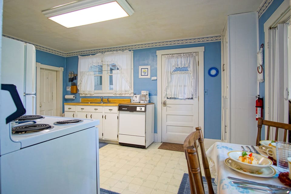 House, Multiple Beds, Patio, Mountain View (3 Br: The Shay Inn) | Private kitchen