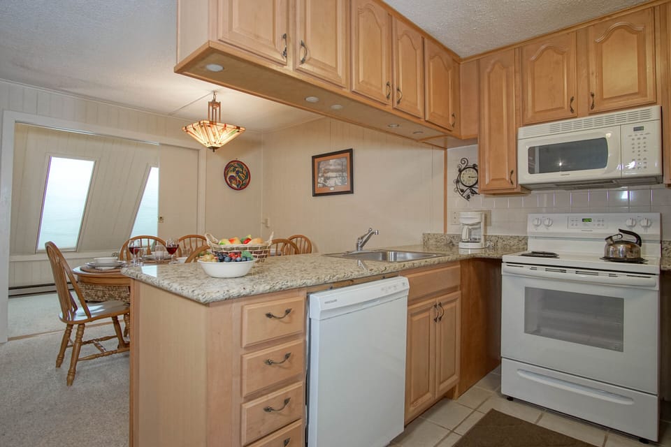 Condo, Multiple Beds, Fireplace, Mountain View (2 Br: Leatherbark 202 A) | Private kitchen