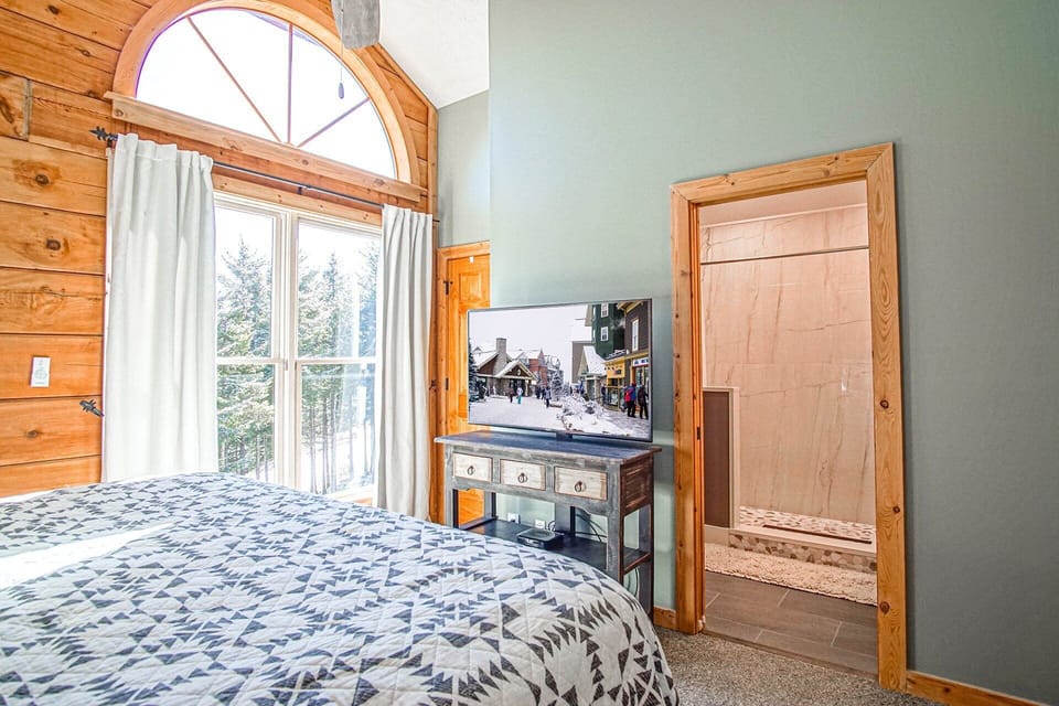 House, Multiple Beds, Hot Tub, Mountain View (5 Br: Loggers Run 6) | 5 bedrooms, individually decorated, individually furnished, bed sheets