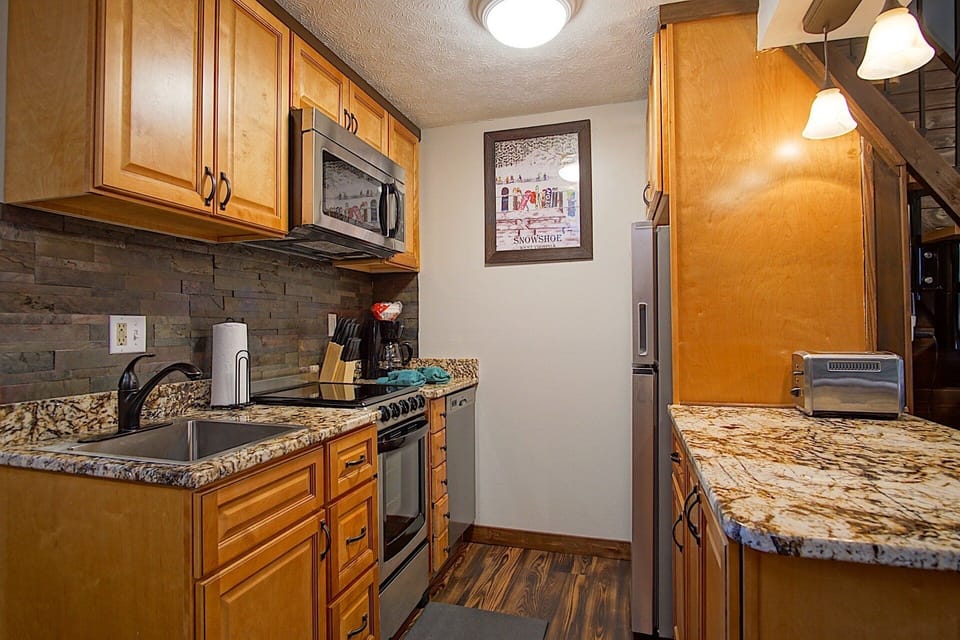 Condo, Multiple Beds, Balcony, Mountain View (1 Br Studio Loft: Mountain Crest 35) | Private kitchen