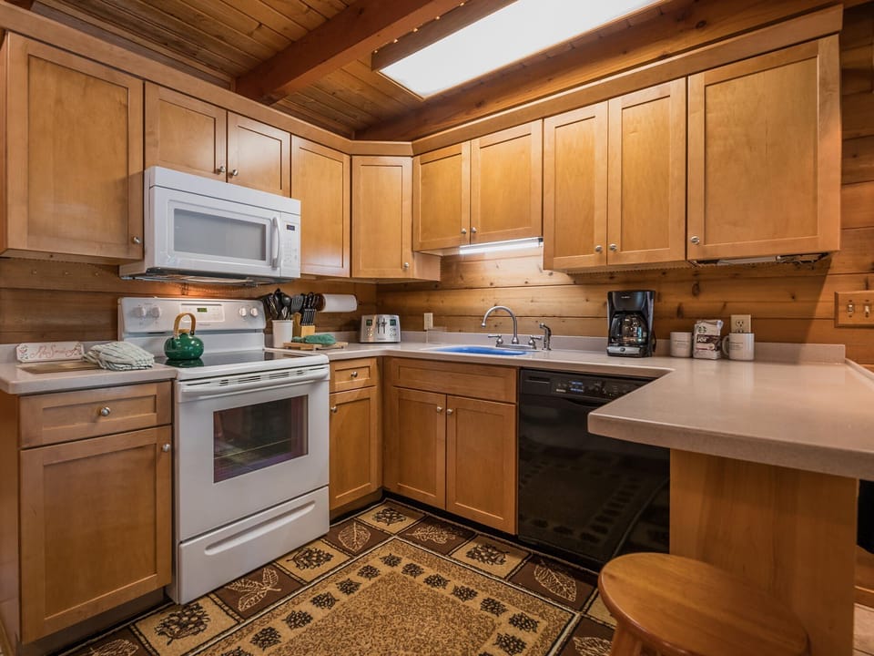 House, Multiple Beds, Fireplace, Mountain View (3 Br: Powder Monkey 3) | Private kitchen