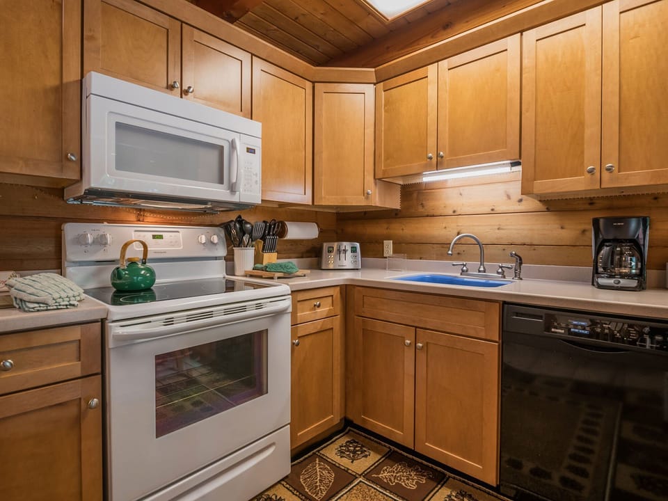 House, Multiple Beds, Fireplace, Mountain View (3 Br: Powder Monkey 3) | Private kitchen