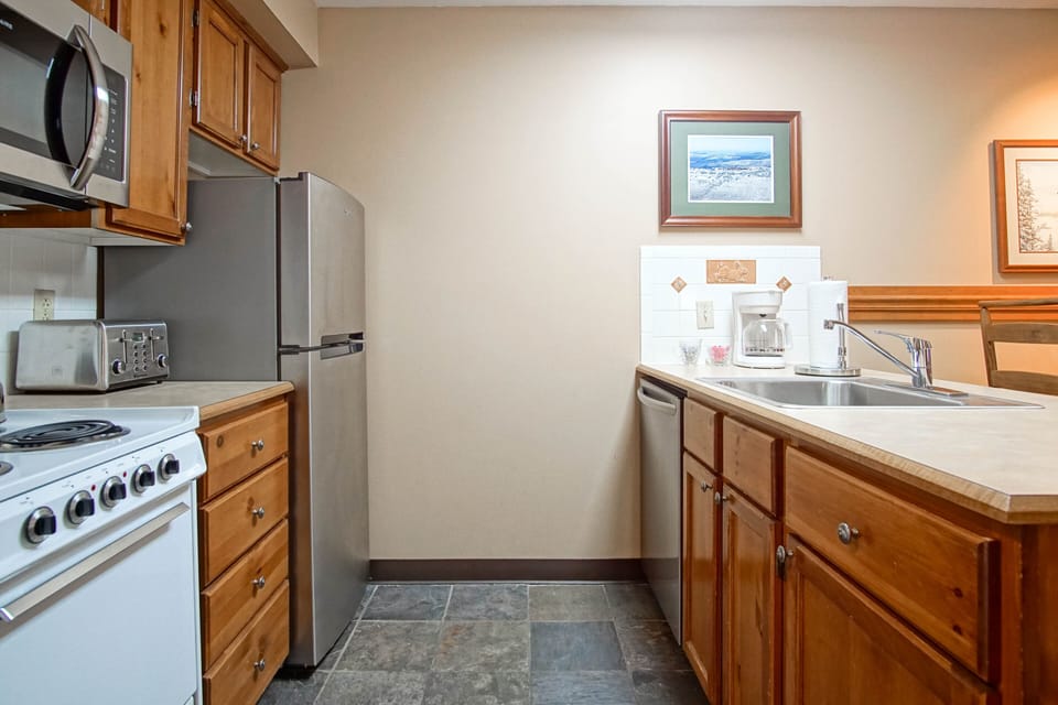 Condo, 1 Queen Bed with Sofa bed, Hot Tub, Mountain View (1 Br Studio: Rimfire 162) | Private kitchen