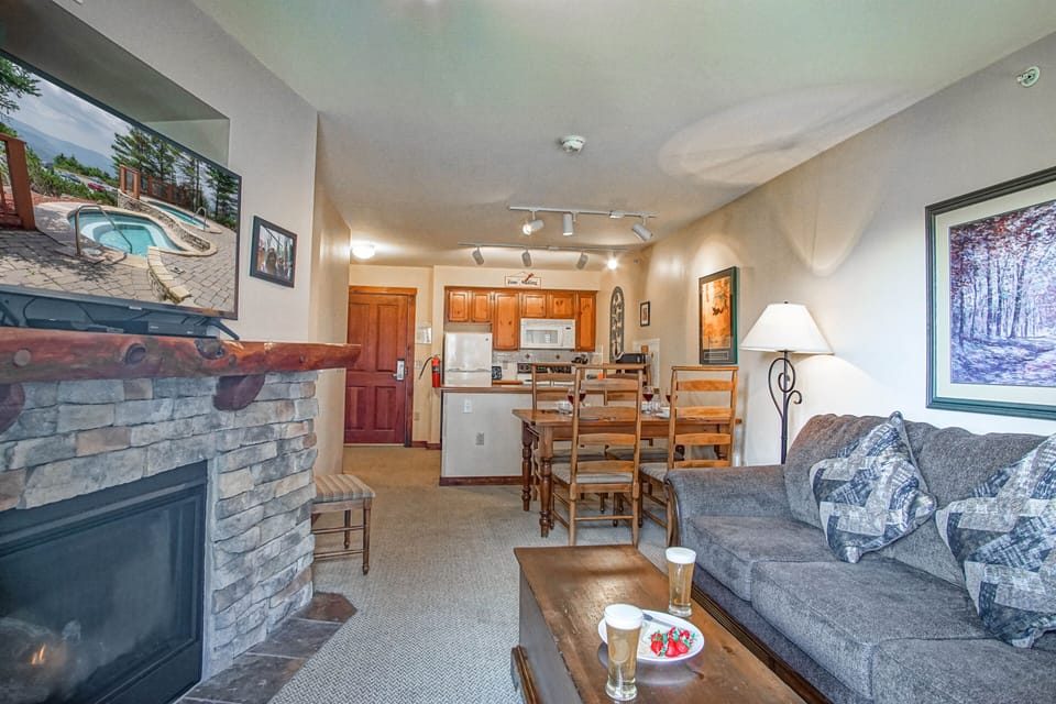Condo, 1 Queen Bed with Sofa bed, Pool Access, Mountain View (1 Br: Rimfire 460) | Living area