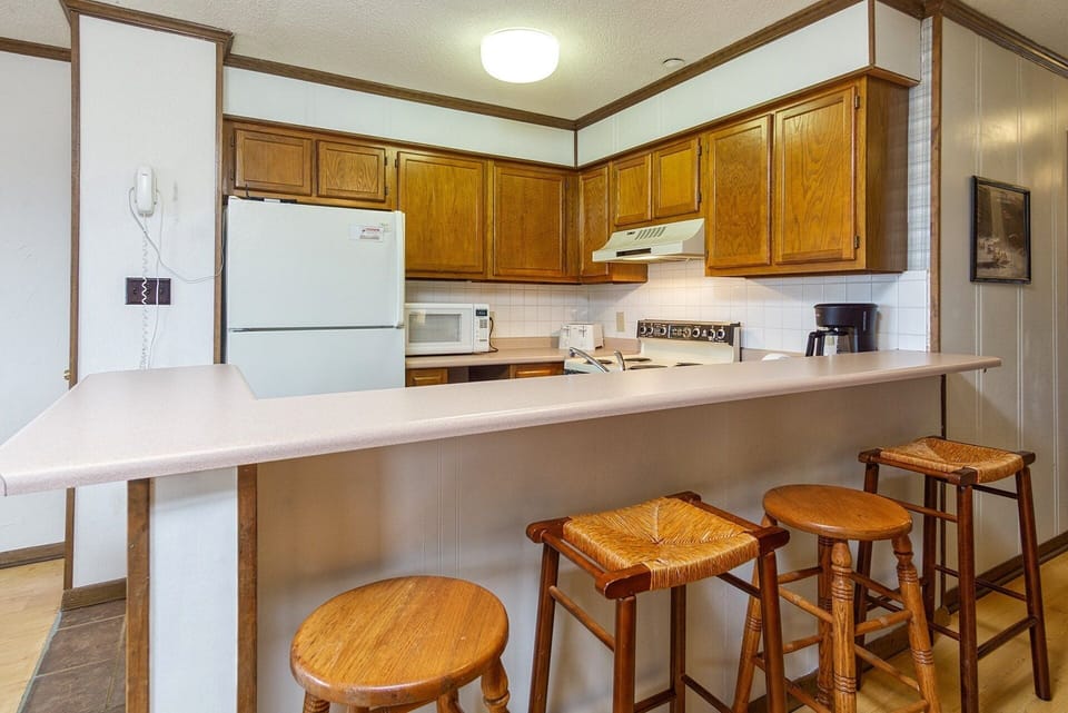 Condo, Multiple Beds, Fireplace, Mountain View (3 Br: Summit 304 C) | Private kitchen