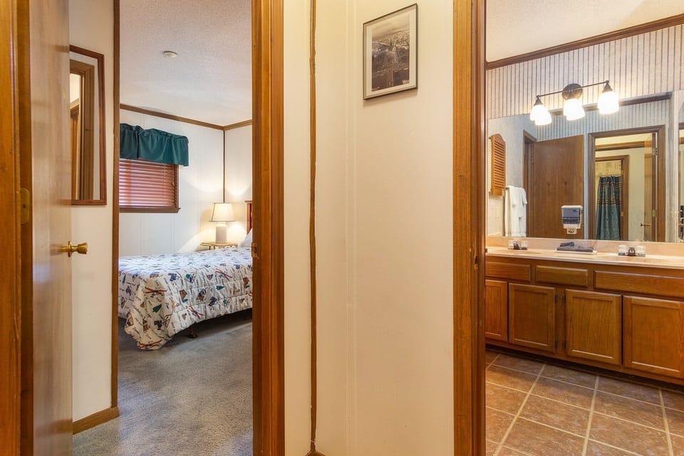 Summit 304c, Snow White Summit 3 Br Walk to Slopes & Village Apartment in Snowshoe
