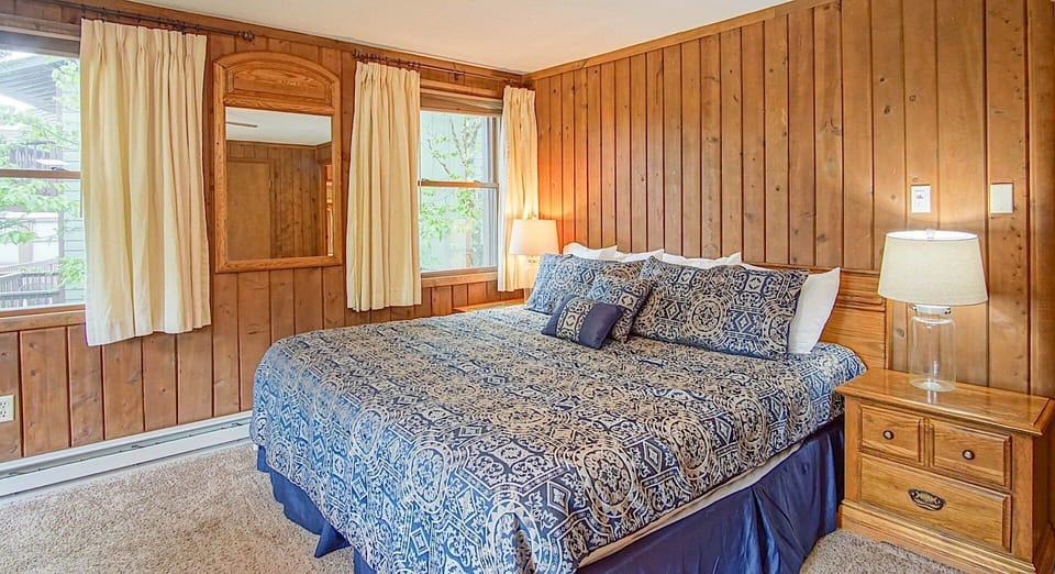 Tree Top 27 Mountaineer 3 Br Condo Slope Side Apartment in Snowshoe