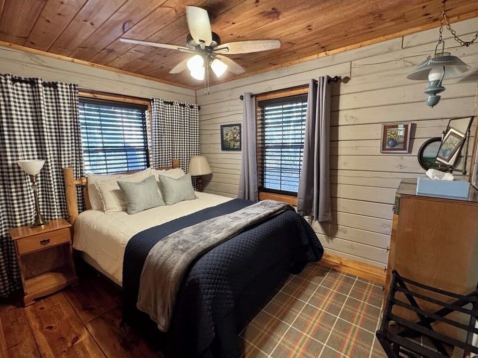 Queen bedroom. Full closet, dresser, luggage rack.