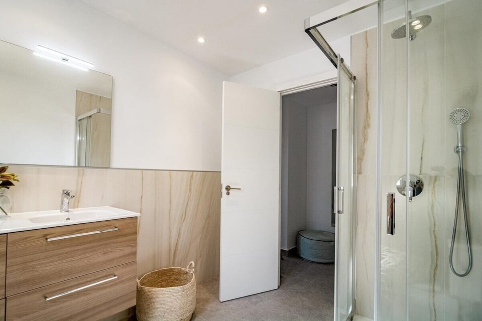 AB3 - Spacious Holiday Home, Puerto Banus Apartment in Marbella