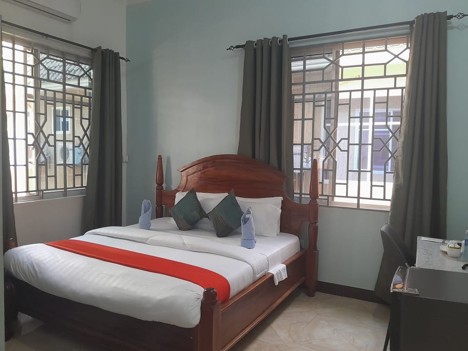Business Double Room | Desk, laptop workspace, WiFi (free)