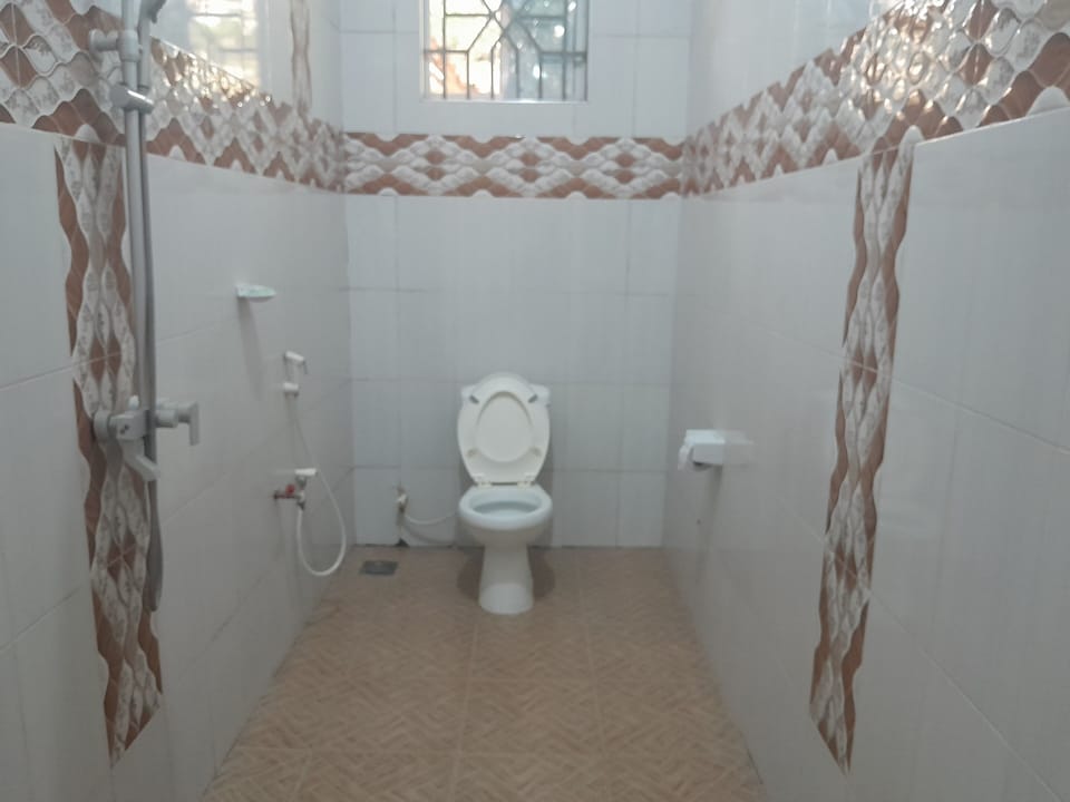 Shower, free toiletries, bathrobes, slippers