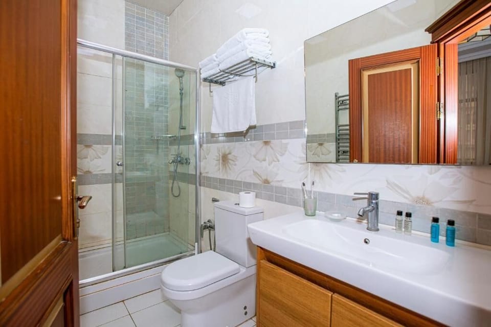 Comfort Triple Room, City View | Bathroom | Eco-friendly toiletries, hair dryer, slippers, towels